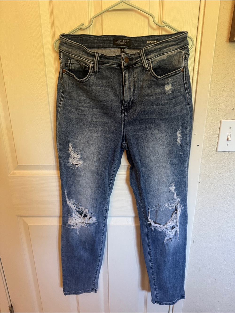 Judy Blue Distressed Boyfriend Jeans in Blue Wash